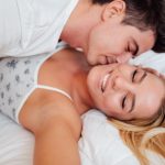 gra wstępna między kochankami w łóżku